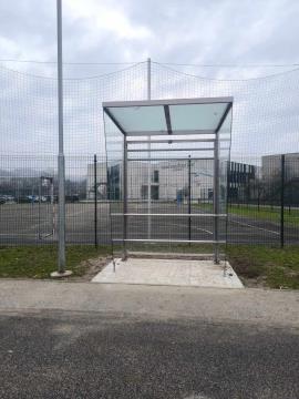 Novi nadstrešnici pri avtobusni postaji pred podružnično šolo Ihan